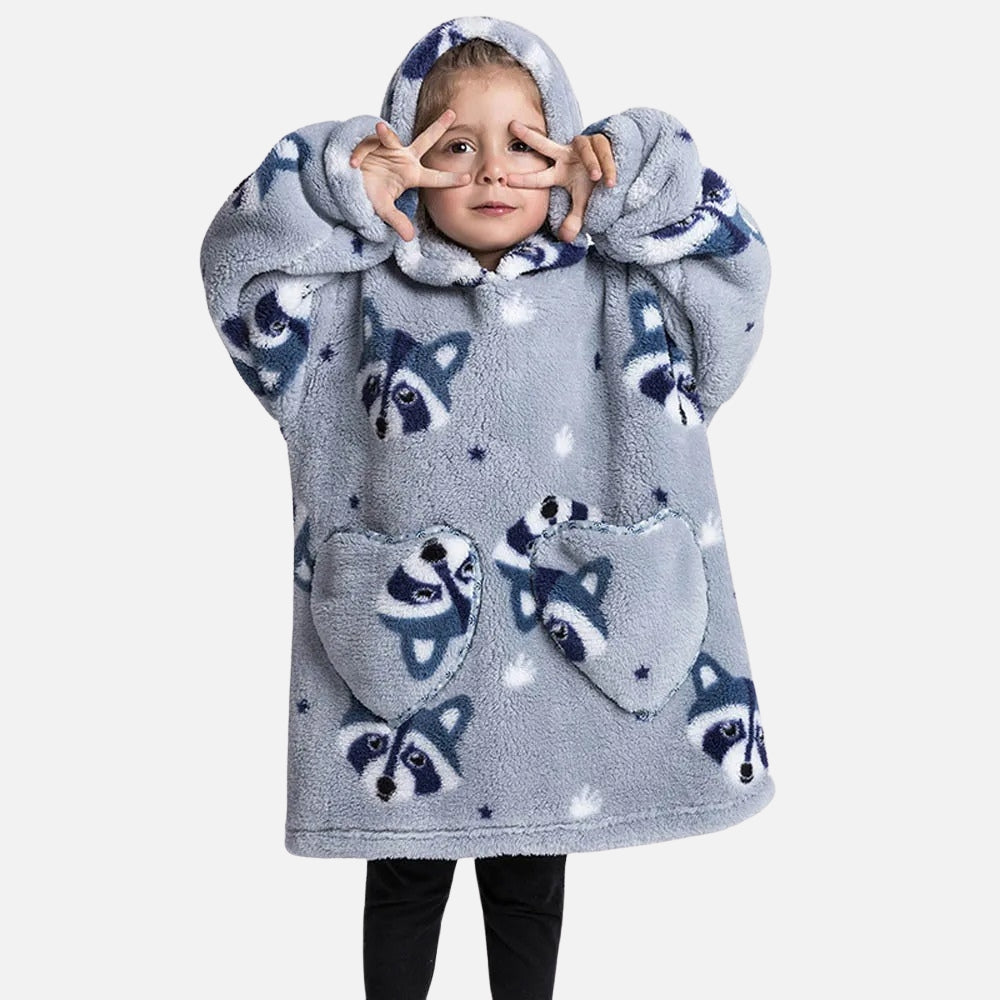 Enfant portant un poncho polaire gris à capuche avec motif raton laveur et poches
