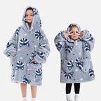 Deux enfants portant un poncho polaire gris à capuche avec motif raton laveur et poches