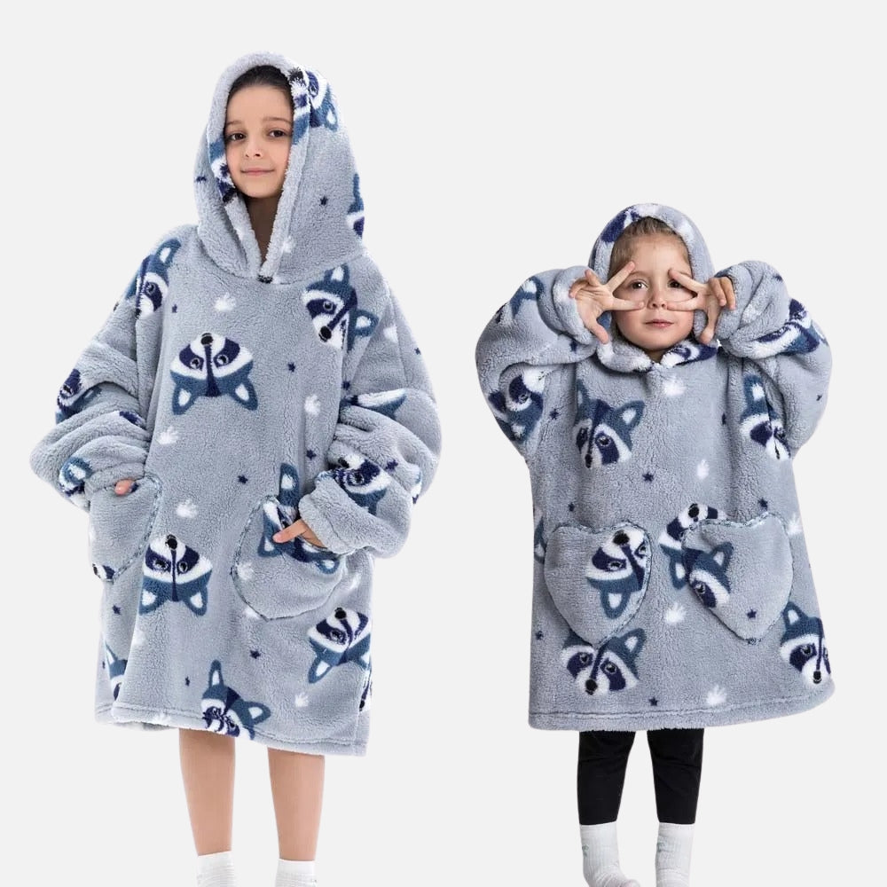 Deux enfants portant un poncho polaire gris à capuche avec motif raton laveur et poches