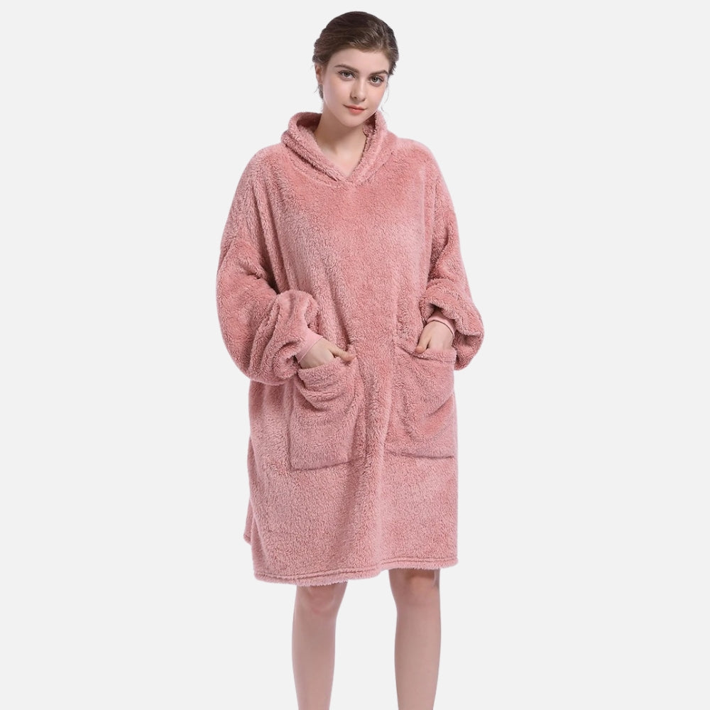Femme portant un poncho polaire rose avec capuche et manches longues