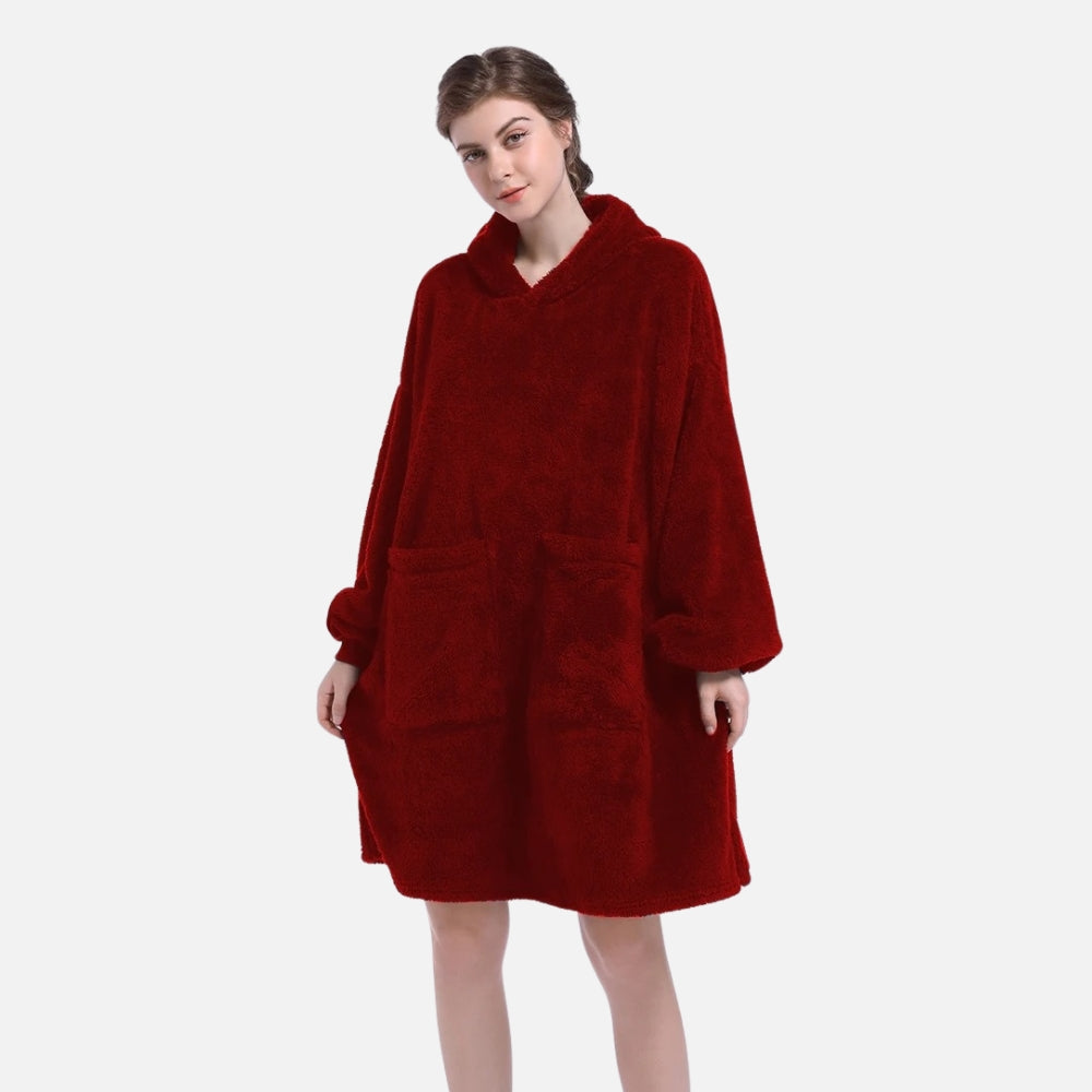 Femme portant poncho polaire rouge capuche manches longues poche ventrale vue de face
