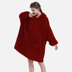 Femme portant poncho polaire rouge capuche manches longues poche ventrale vue de face