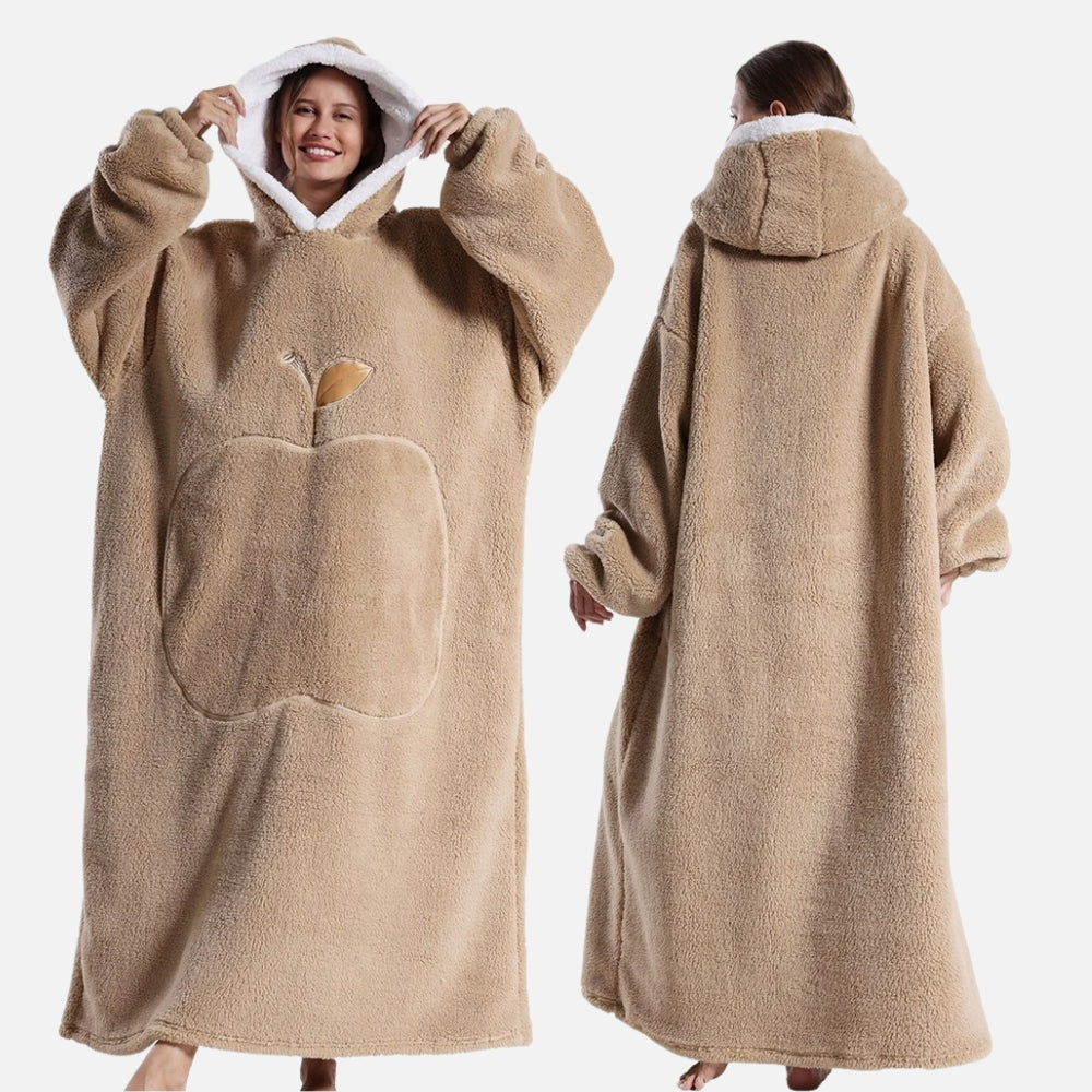 Femme portant poncho polaire beige long avec capuche sherpa blanche et poche ventrale