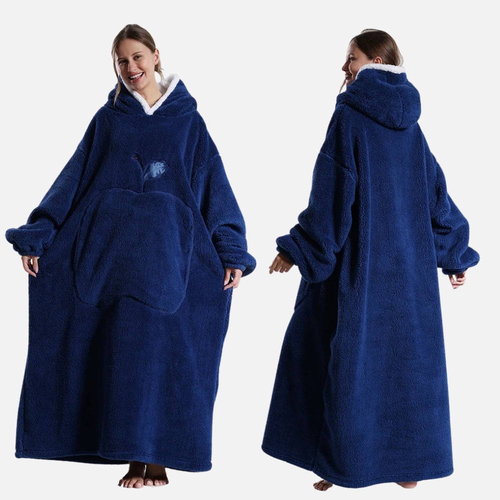 Femme portant poncho polaire bleu marine capuche sherpa poche ventrale vue face et dos