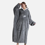 Femme portant poncho polaire gris long avec capuche sherpa et poche ventrale