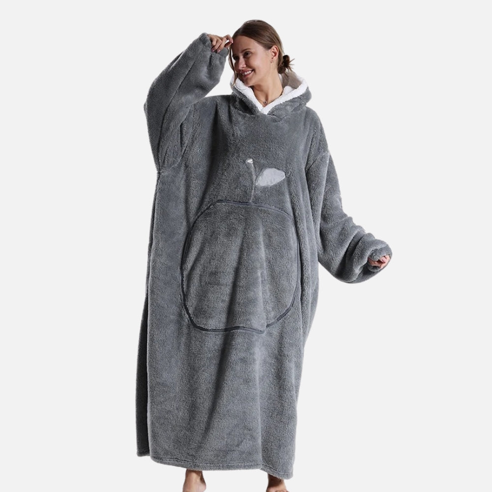 Femme portant poncho polaire gris long avec capuche sherpa et poche ventrale