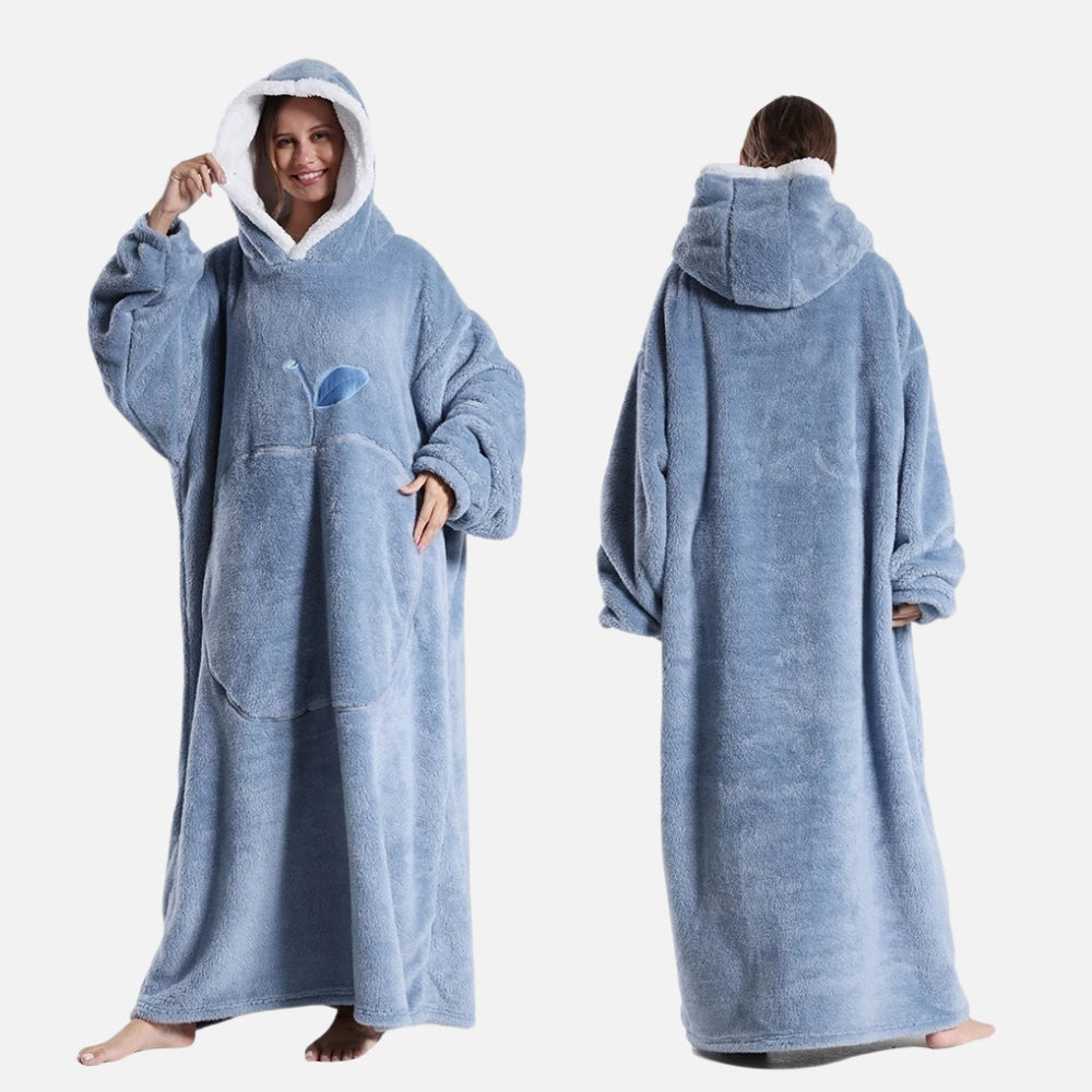 Poncho polaire femme bleu ciel capuche sherpa poche ventrale vue face et dos porté