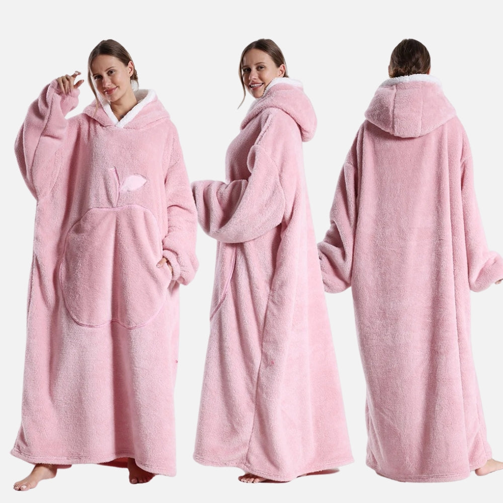 Femme portant poncho polaire rose long avec capuche et poche ventrale, vues de face, profil et dos