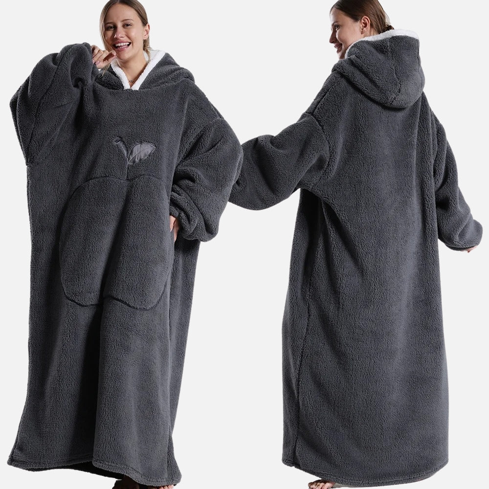 Femme portant poncho polaire gris long avec capuche et poche ventrale, vues de face et dos
