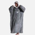 Femme souriante portant poncho polaire gris capuche sherpa blanc poche ventrale