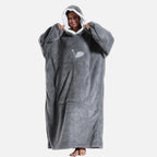 Femme souriante portant poncho polaire gris capuche sherpa blanc poche ventrale