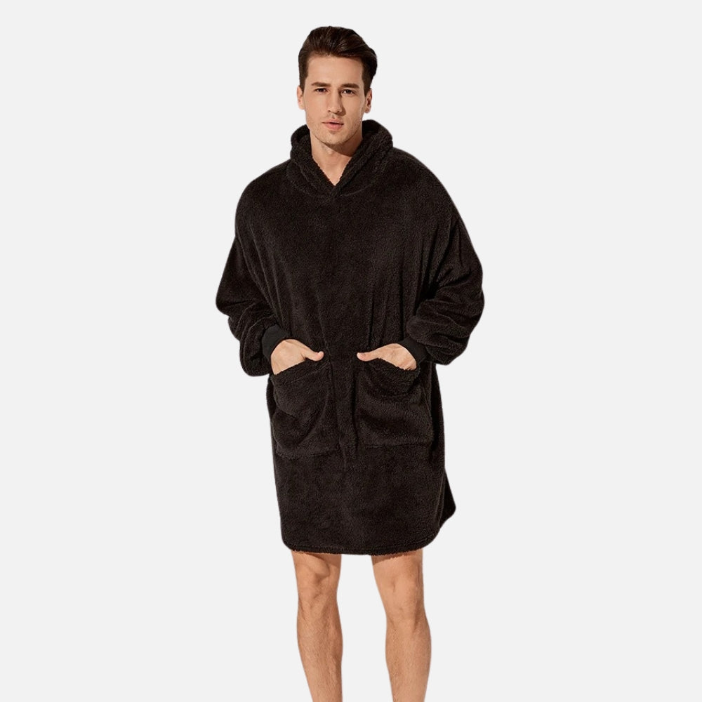 Homme portant poncho polaire noir à capuche avec poches, vue de face, coupe ample confortable