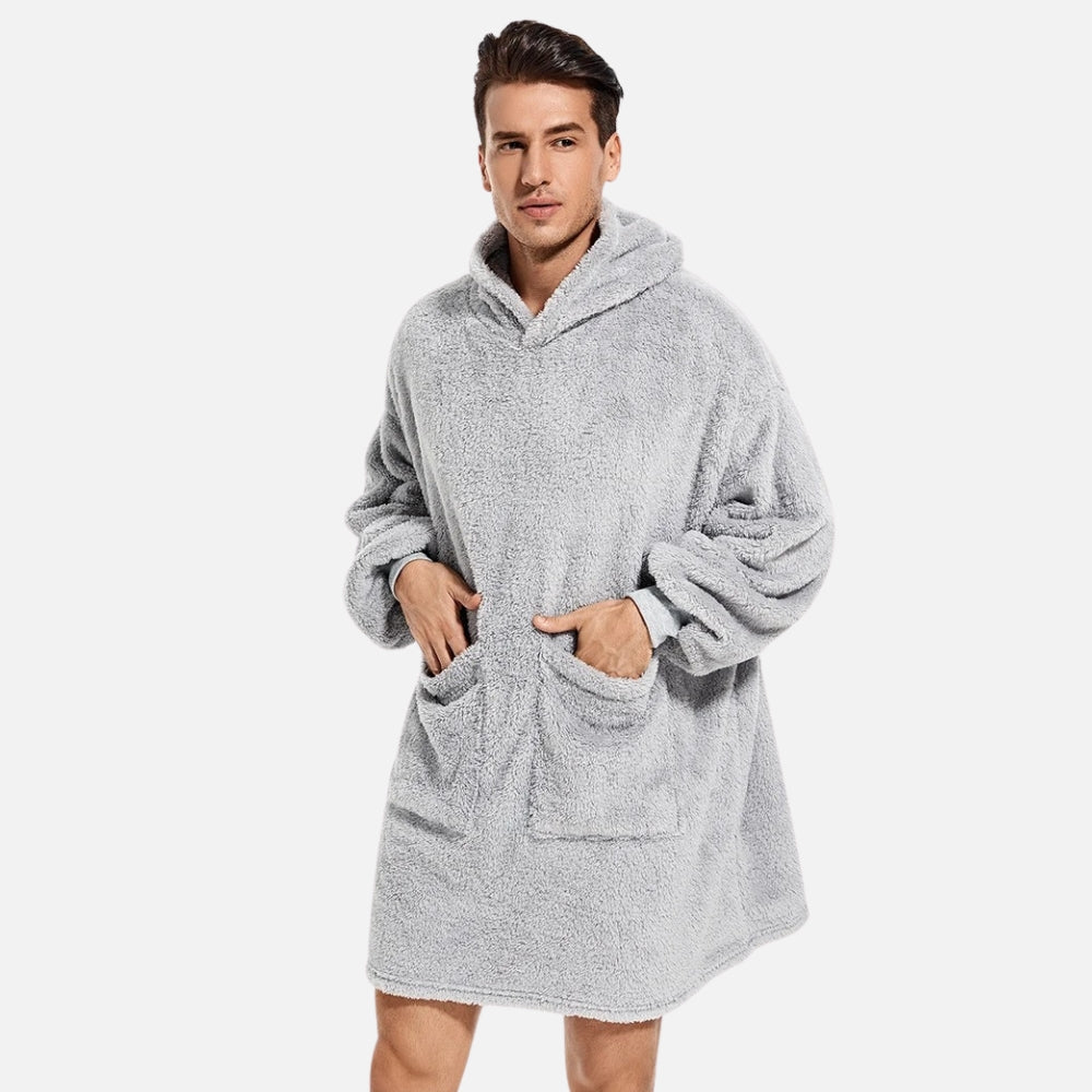 Homme portant un poncho polaire gris à capuche avec poches, vue de face, coupe ample