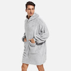 Homme portant poncho polaire gris clair à capuche avec poches, vue de trois-quarts