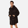 Homme portant poncho polaire noir à capuche avec poches et coupe ample vue de face