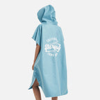 Femme portant poncho surf microfibre bleu capuche dos logo surf blanc California