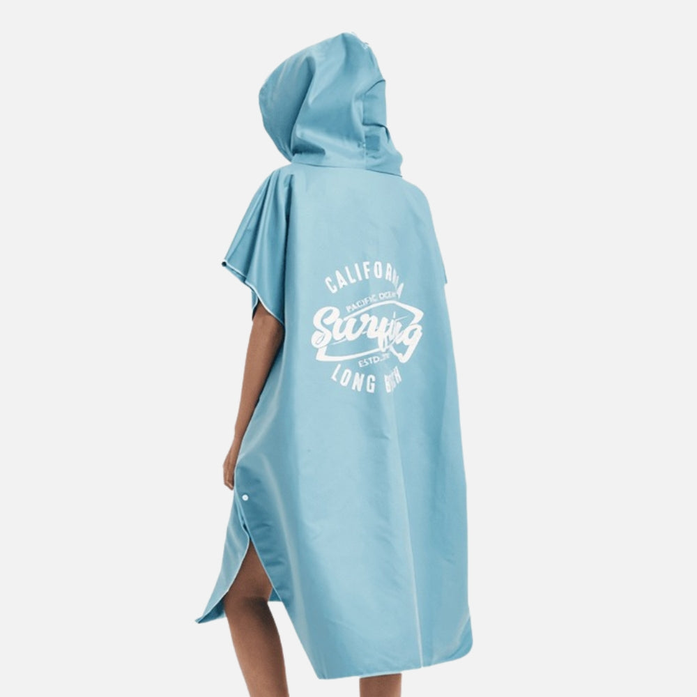 Femme portant poncho surf microfibre bleu capuche dos logo surf blanc California