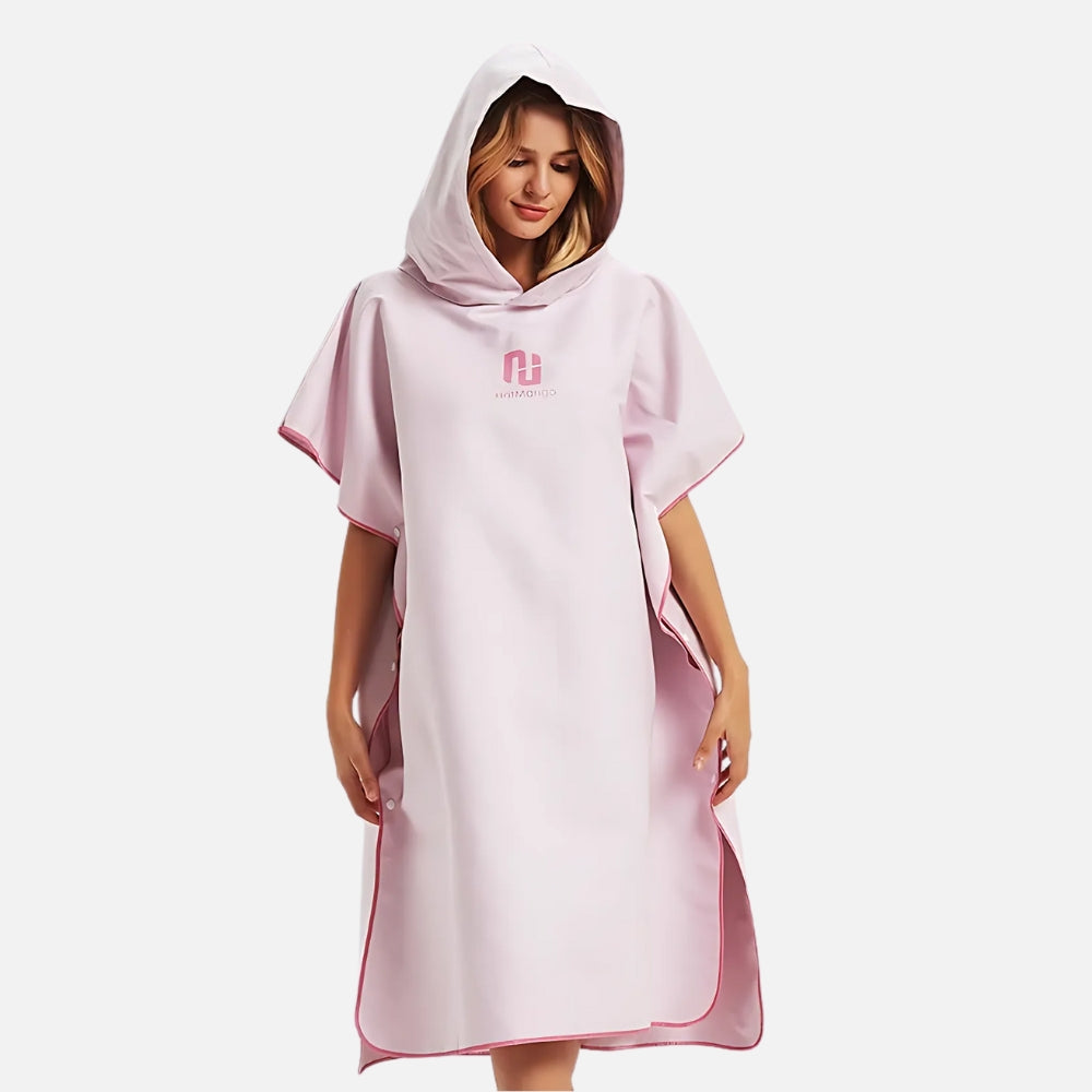 Femme portant poncho surf microfibre rose capuche séchage rapide vue de face