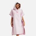 Femme portant poncho surf microfibre rose capuche séchage rapide vue de face