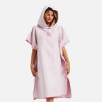 Femme portant poncho surf microfibre rose capuche séchage rapide vue de face