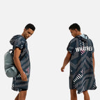 Jeune homme portant poncho surf microfibre bleu nuit avec capuche, vues avant arrière