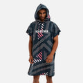 Homme portant poncho surf microfibre bleu nuit capuche avec motifs géométriques blancs roses