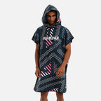Homme portant poncho surf microfibre bleu nuit capuche avec motifs géométriques blancs roses