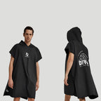 Homme portant poncho surf microfibre noir capuche, vue de face et dos, séchage rapide