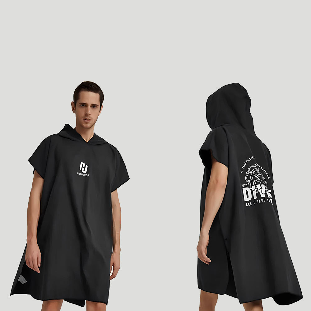 Homme portant poncho surf microfibre noir capuche, vue de face et dos, séchage rapide