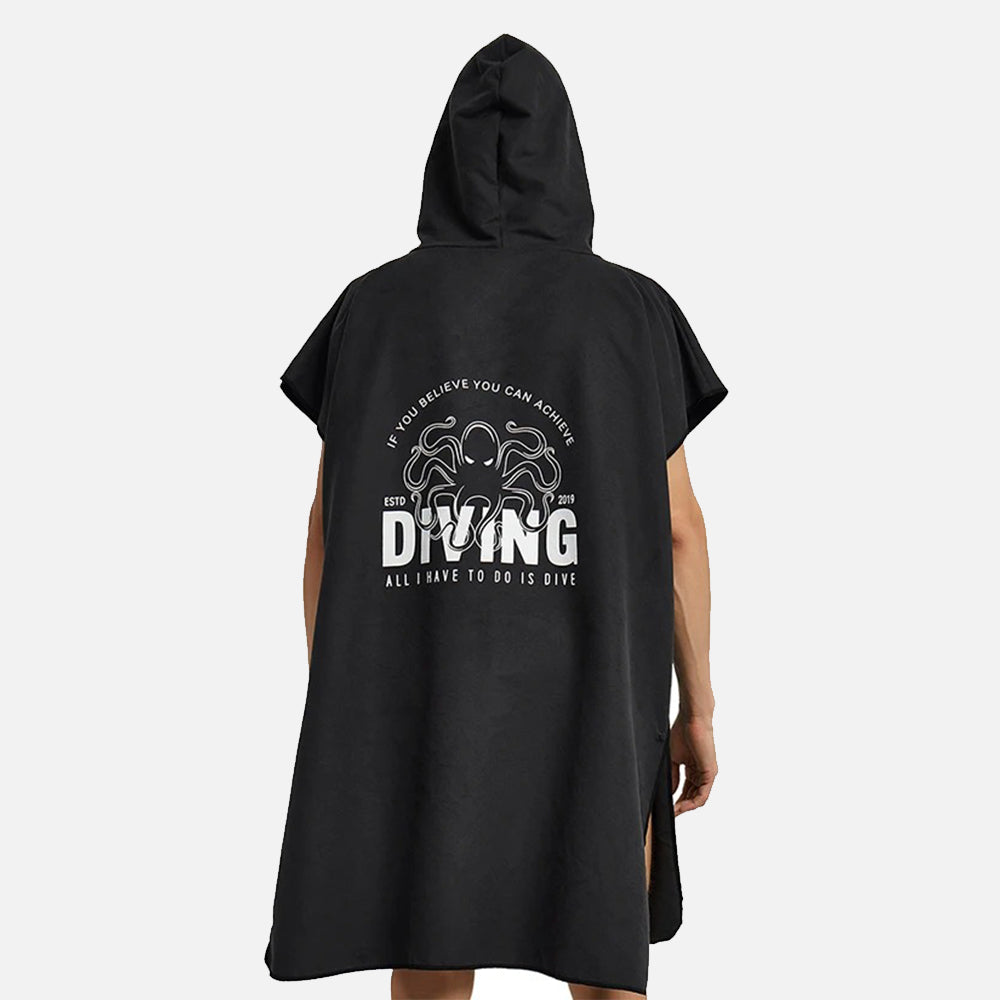 Poncho surf microfibre noir à capuche homme vue de dos avec motif poulpe et texte blanc