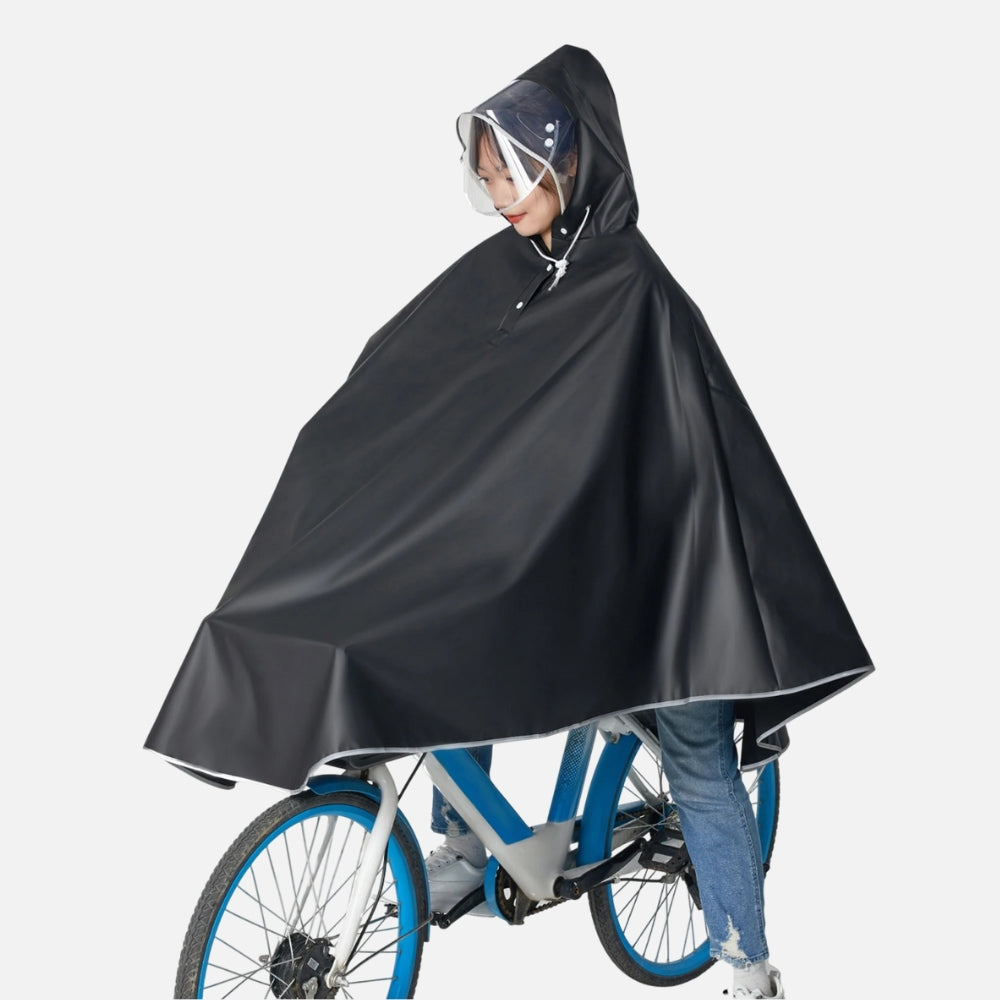 Femme à vélo portant poncho noir avec visière transparente et liseré réfléchissant bleu