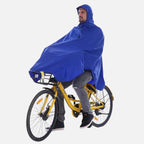 Homme portant poncho vélo pluie bleu avec capuche sur vélo jaune de face