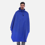 Homme portant poncho pluie bleu polyester avec capuche et cordon de serrage, vue de face