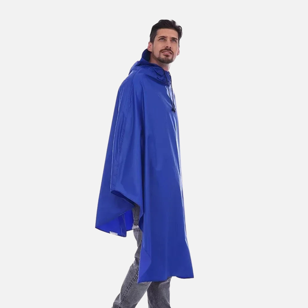 Homme portant poncho pluie bleu avec capuche et cordon, vue de trois-quarts dos