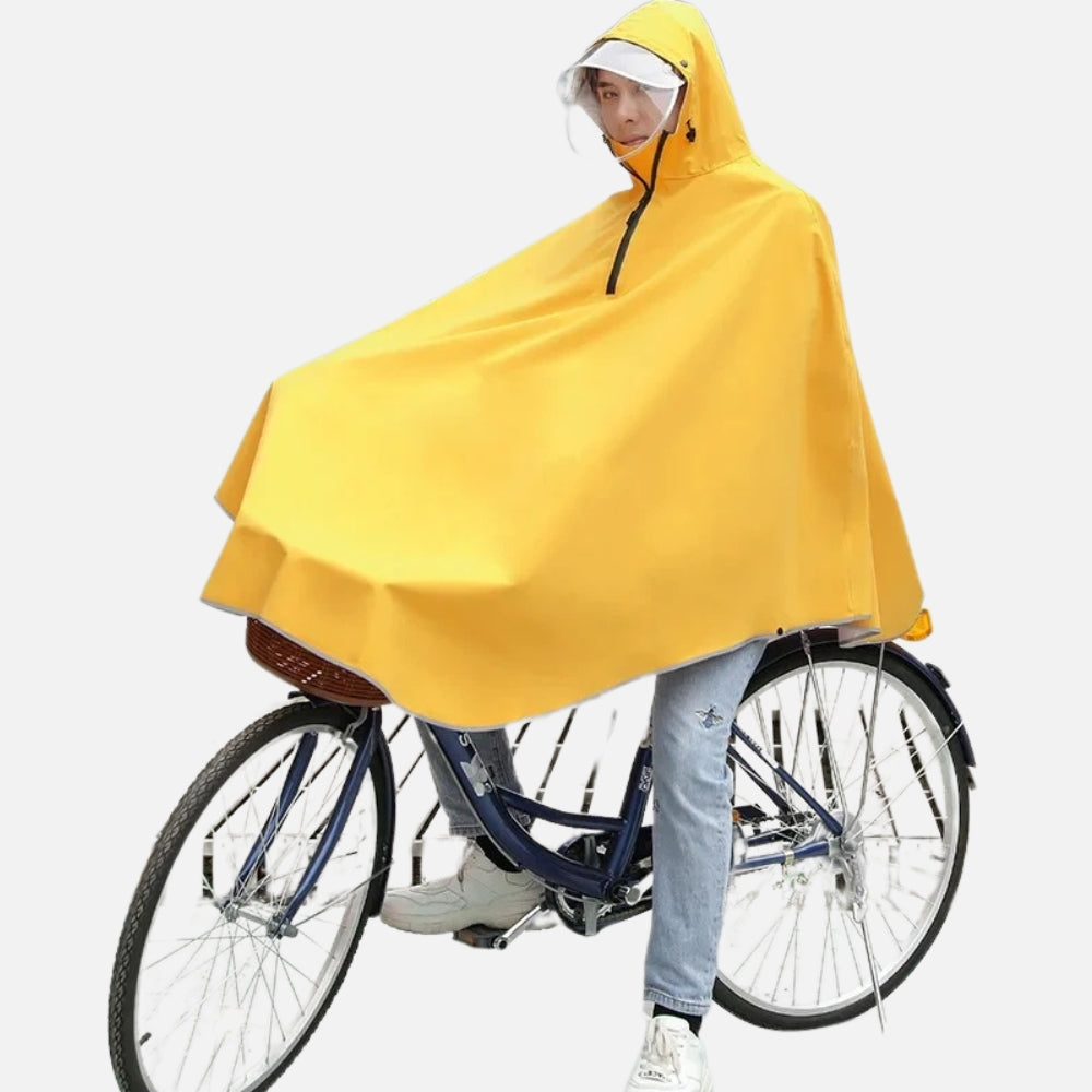 Femme à vélo portant un poncho jaune imperméable avec capuche et visière de pluie