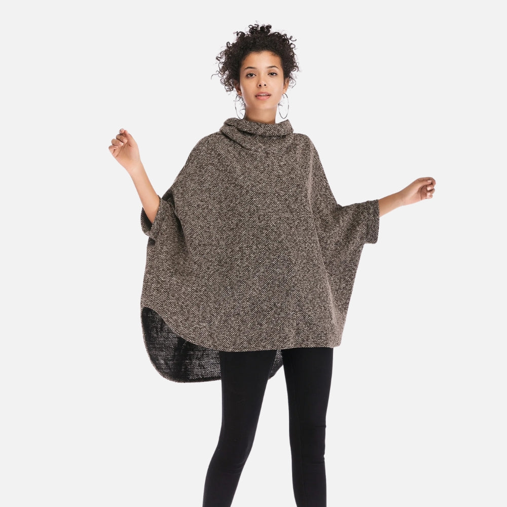 Femme portant un pull poncho col roulé gris chiné manches trois-quarts avec leggings noirs