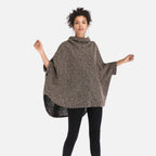 Femme portant un pull poncho col roulé gris chiné manches trois-quarts avec leggings noirs