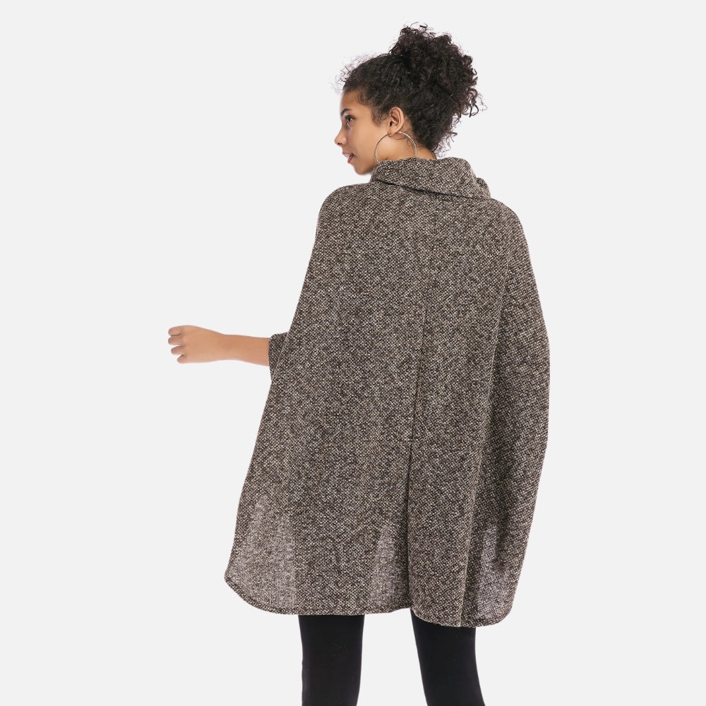 Femme portant un pull poncho col roulé chiné gris trois-quarts, vue de dos