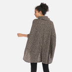 Femme portant un pull poncho col roulé chiné gris trois-quarts, vue de dos