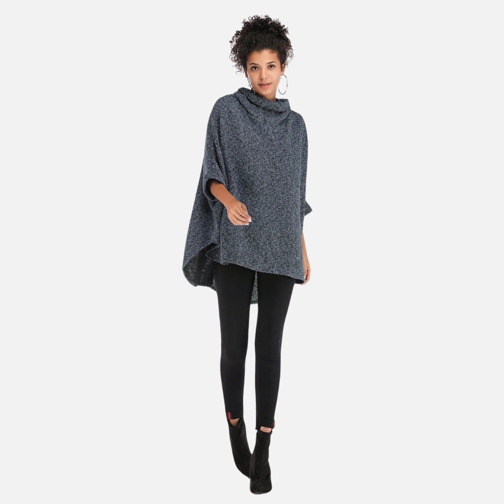 Femme portant un pull poncho gris chiné col roulé manches trois-quarts avec leggings noirs troués
