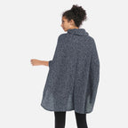 Femme portant un pull poncho gris chiné col roulé manches trois-quarts