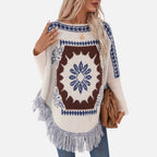Femme portant un poncho pull coton écru bleu motifs ethniques franges