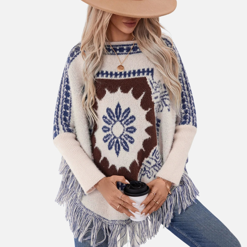 Femme portant poncho pull coton écru bleu motifs ethniques franges