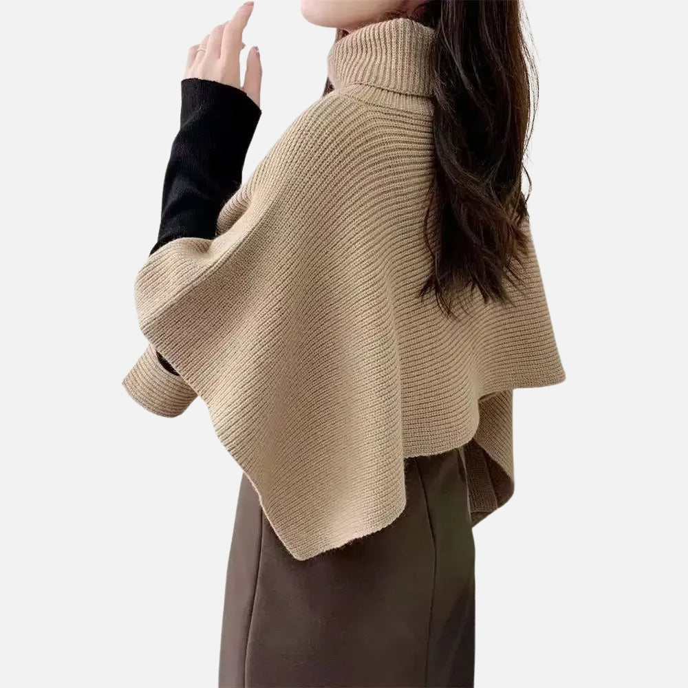 Femme portant un pull poncho court beige col roulé avec bas asymétrique et manches noires