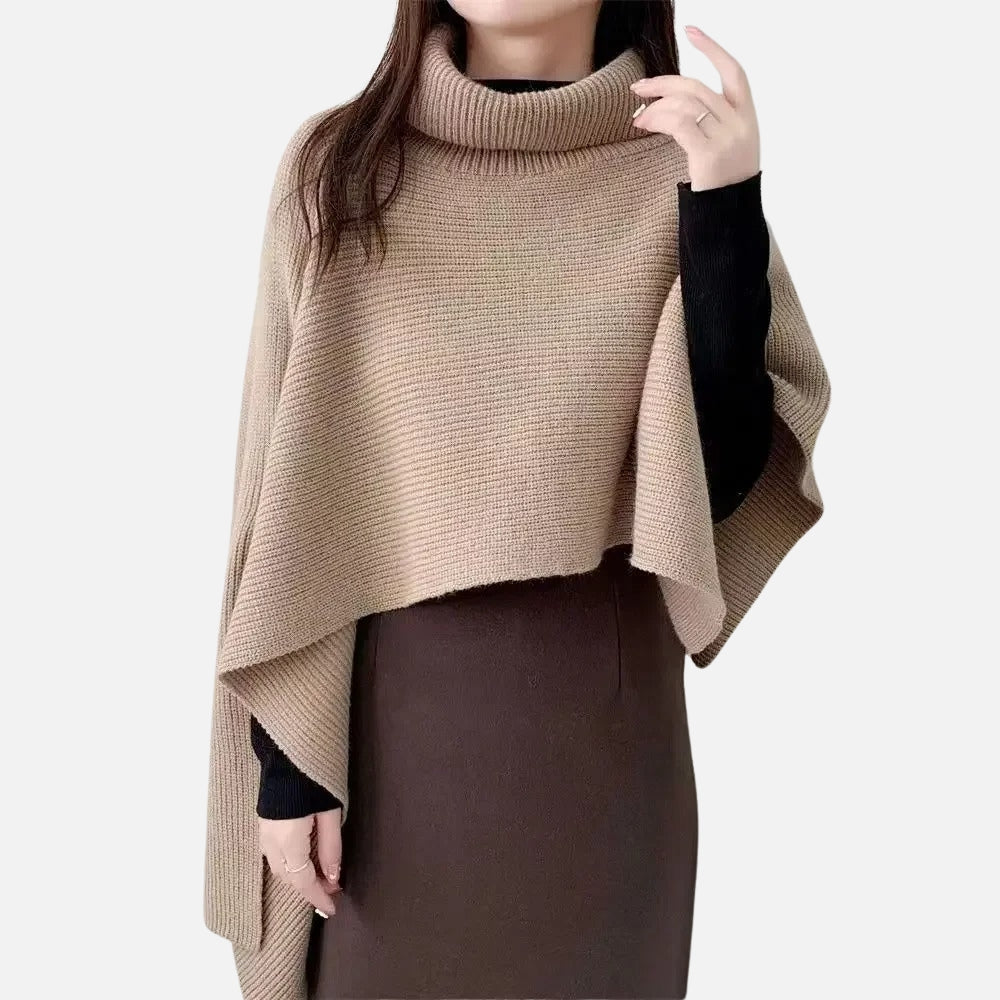 Femme portant poncho pull court beige col roulé bas asymétrique avec manches noires