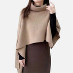 Femme portant poncho pull court beige col roulé bas asymétrique avec manches noires
