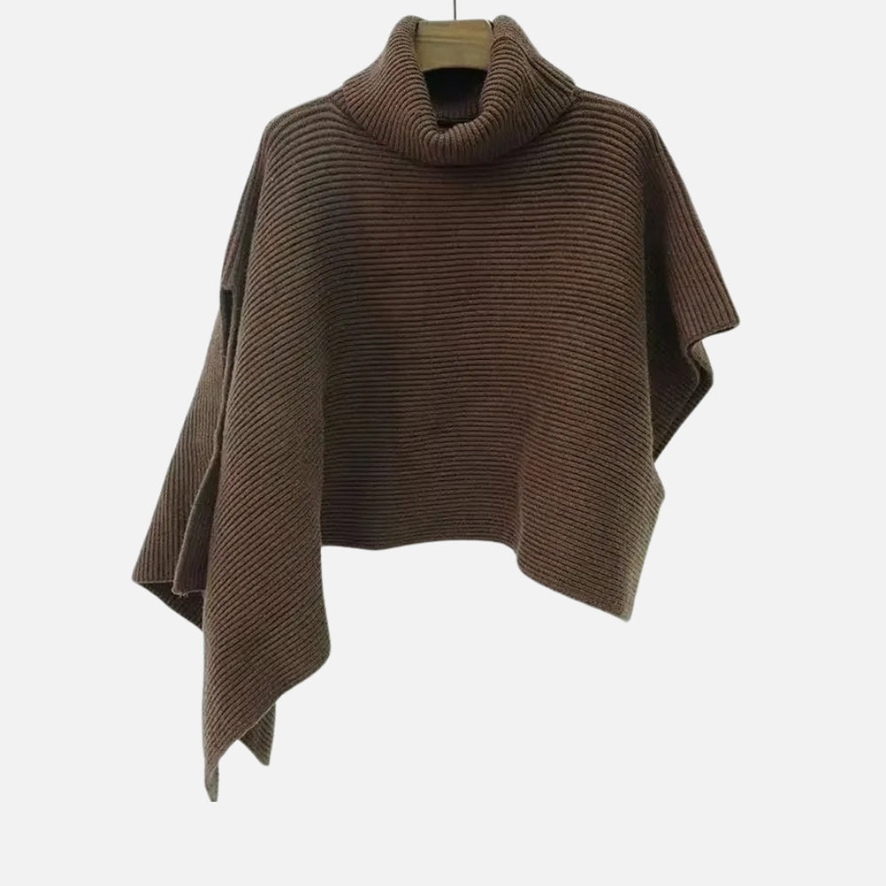 Pull poncho court beige col roulé bas asymétrique en coton présenté sur cintre