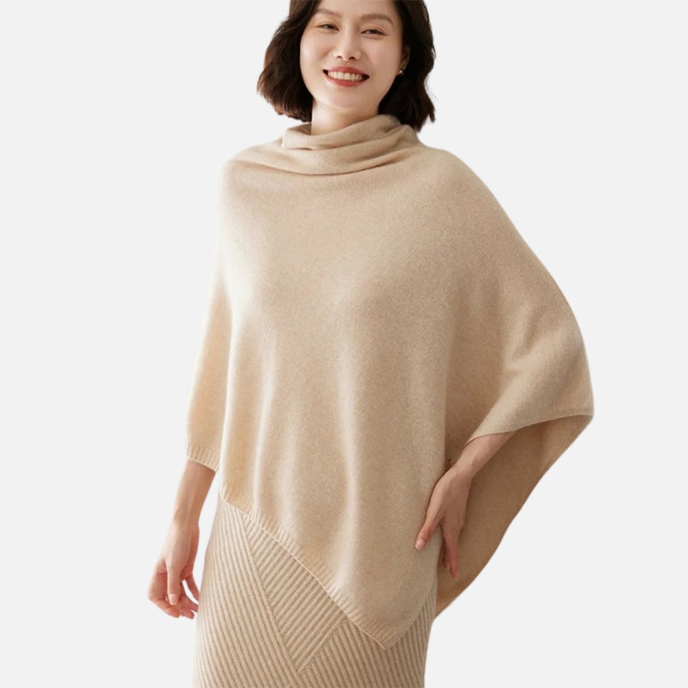 Femme portant un pull poncho en laine cachemire beige col roulé asymétrique vue de face