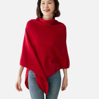 Femme portant un poncho laine cachemire rouge col roulé coupe asymétrique vue de face