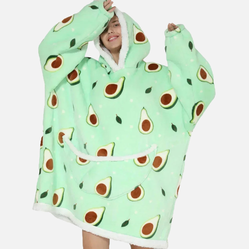 Femme portant pull poncho polaire sherpa capuche mint motif avocat poche blanche